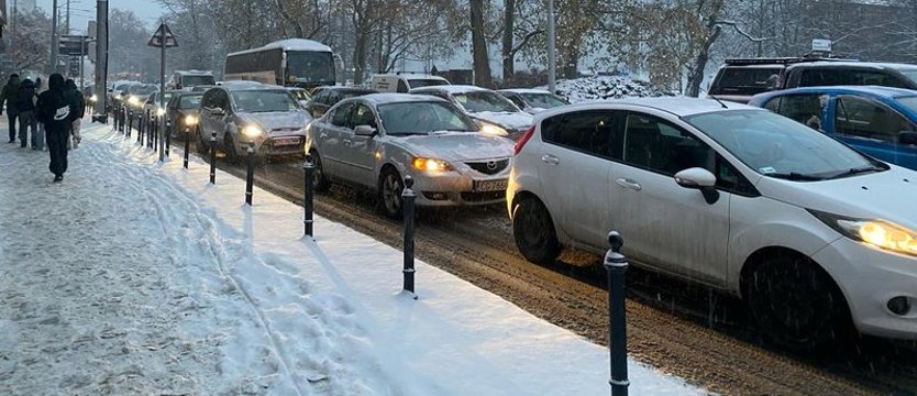 Śnieżyca i trudne warunki na drogach Szczecina i regionu