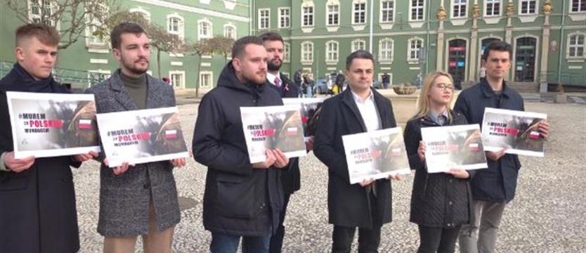 Radni PiS murem za polskim mundurem. Apel do prezydenta Piotra Krzystka