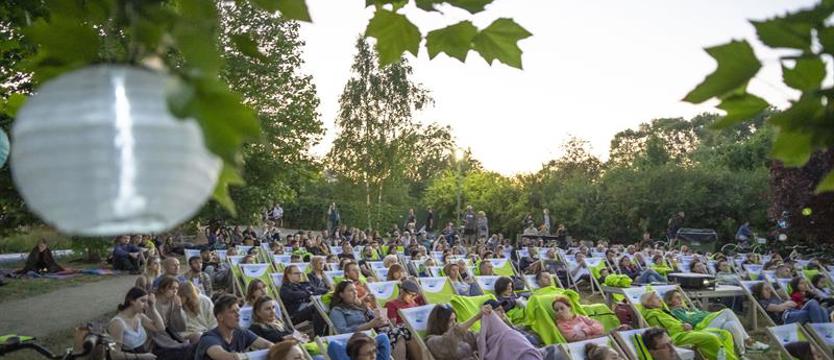 W czwartek kino na leżakach. W sobotę letnie kino samochodowe