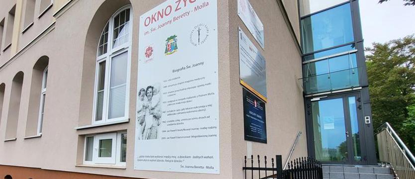 Noworodek znaleziony w oknie życia w Koszalinie