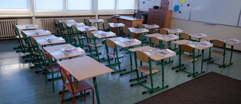 Nauczyciele uciekają ze szkół. Uczniowie nauczą się sami?