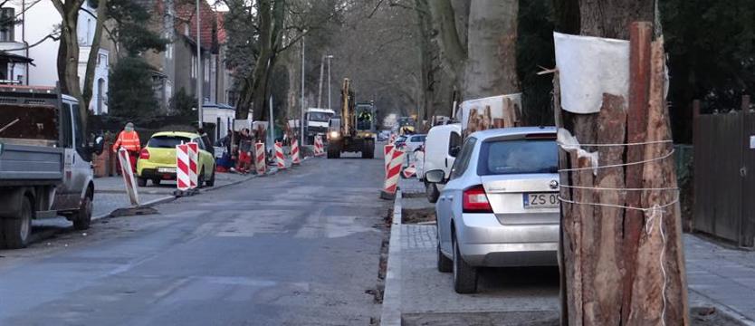 Ulica Krasickiego z nowymi chodnikami. Węższa jezdnia i oddech dla drzew