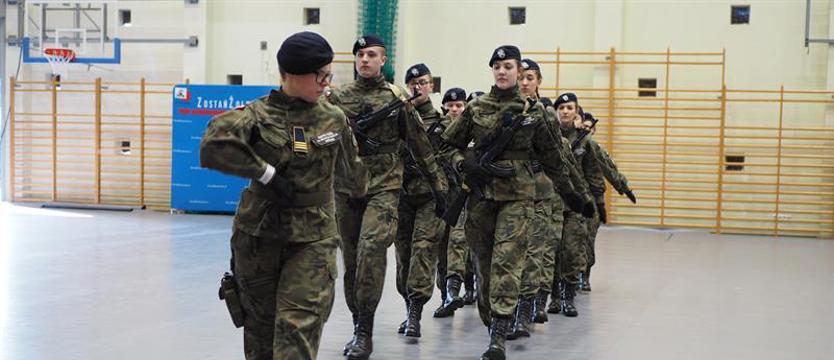 Klasy mundurowe się zaprezentowały. Musztra w szkole
