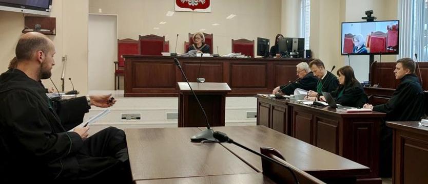 Dwie strony jednego medalu. Proces: krótsza ława oskarżonych oraz świadków