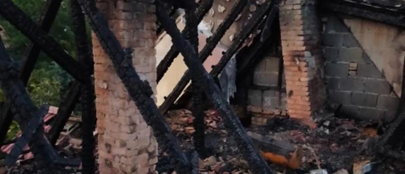 Liczą na pomoc dobrych ludzi. Stracili dom w pożarze, teraz chcą go odbudować