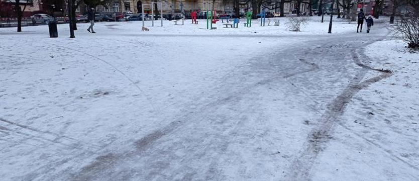 Uwaga na "lodowisko" w parku Andersa