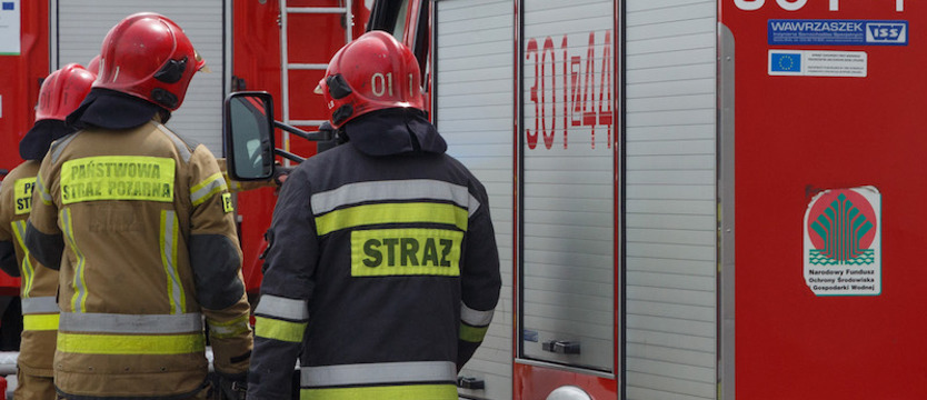 Pożar mieszkania. Policjanci uratowali starszą kobietę