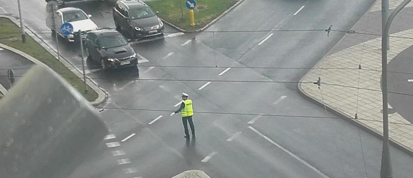 Awaria sygnalizacji, policja kieruje ruchem