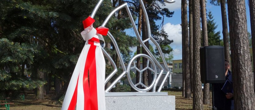 W Goleniowie odsłonięto pomnik piłkarza