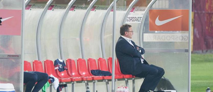 Piłka nożna. Pogoń Michniewicza przed rokiem i obecnie