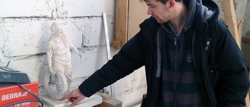 Rzeźbiarz zakończył pracę