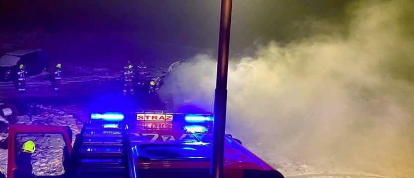 Zapalił się samochód dostawczy i ciężarówka z towarem