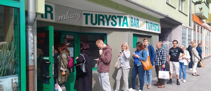 Za czym kolejka ta stoi? 