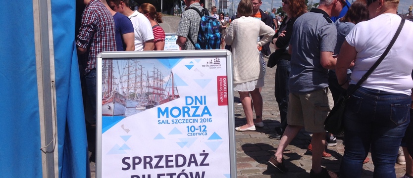 Od rana kolejki do żaglowców