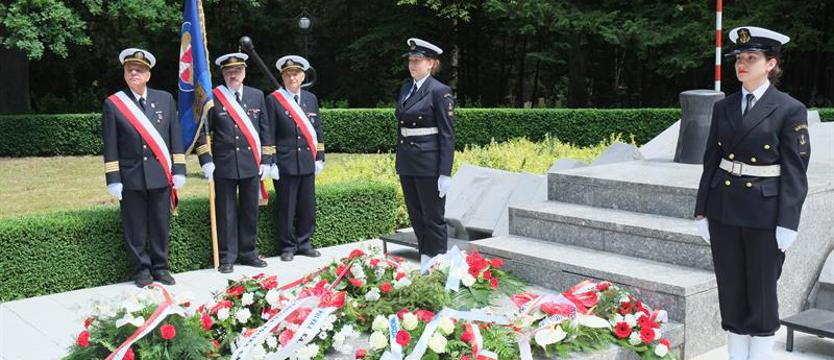 Uroczystości pod pomnikiem