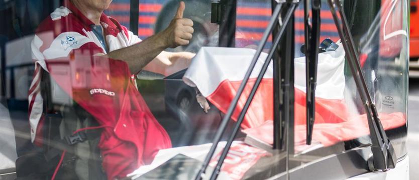 Biało-czerwono w autobusie
