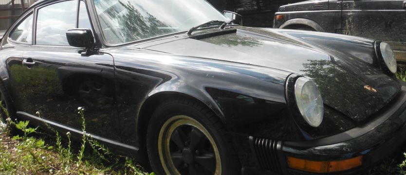 Ukradzione porsche schowali pod plandeką