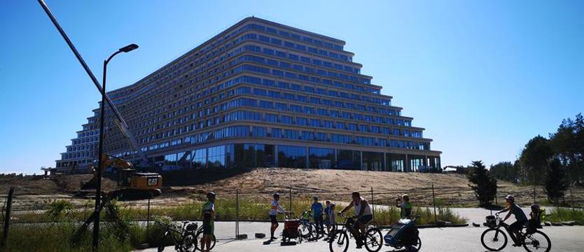 Wycieczki ciągną pod hotel Gołębiewski