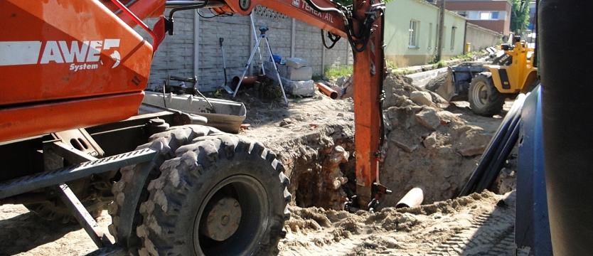 Wykopali pocisk na drodze do komendy