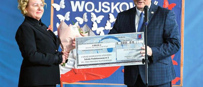 Nowy sztandar dla szkoły na Warszowie