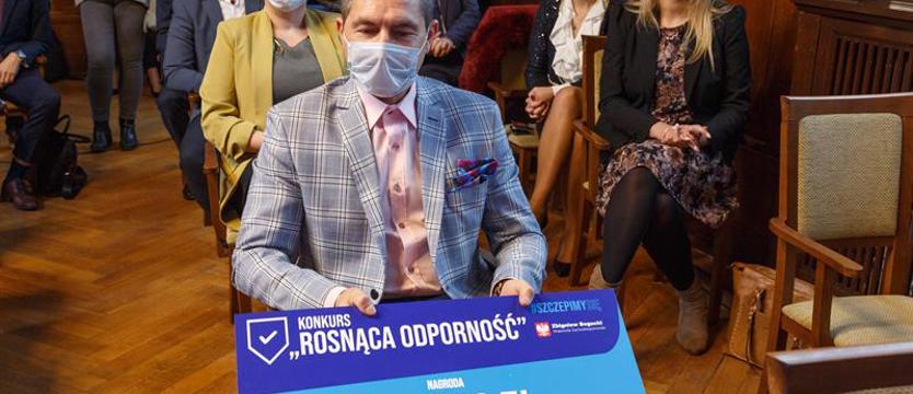 Dla najbardziej odpornych i najdynamiczniej szczepiących gmin. Czeki na miliony