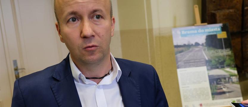 Radny walczy wystawą