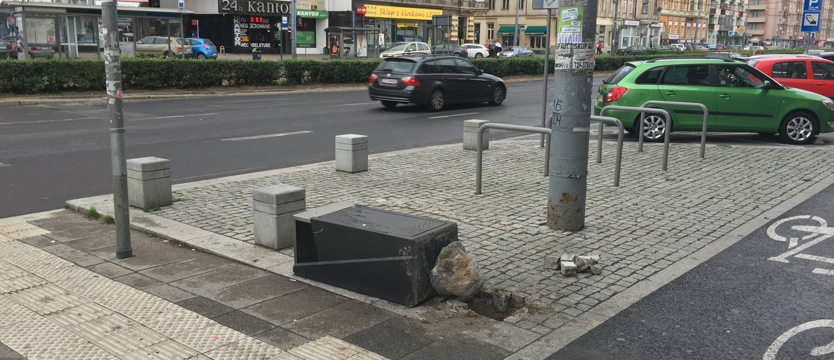 NAPISZ DO NAS. Przewróciło się? Niech leży...