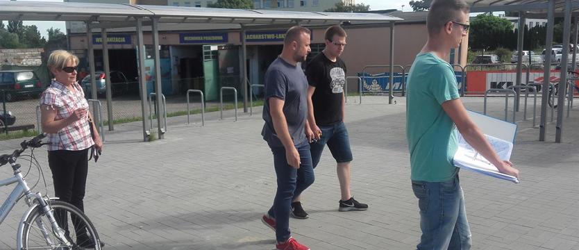 Stacja czy stojaki?