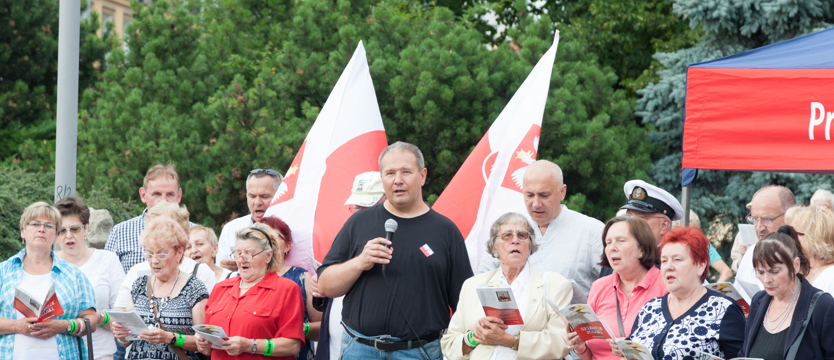 Patriotyczne śpiewanie na placu