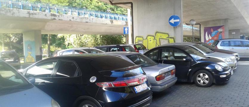 (nie)Uporządkowany parking
