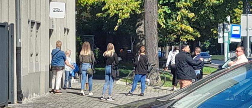 Godziny w kolejce do Enei. Chaos w obsłudze, ludzie wściekli