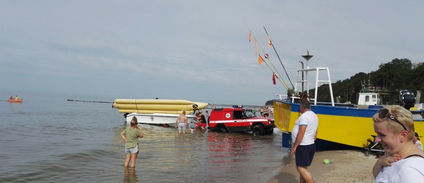 Ratownicy wyganiają ludzi z plaży