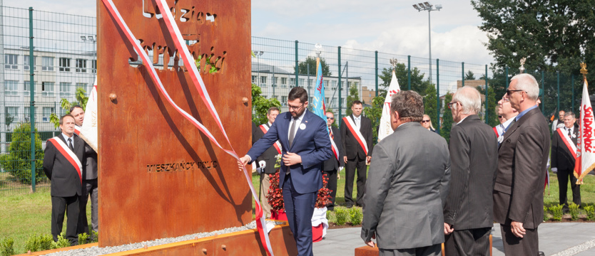 W Policach odsłonili pomnik
