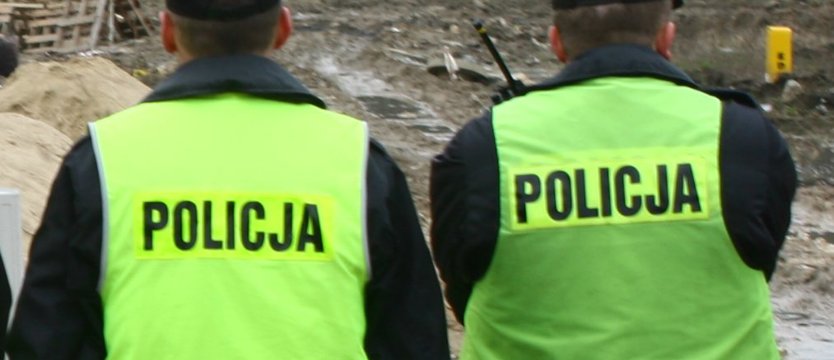 Policjanci z zastrzykiem gotówki