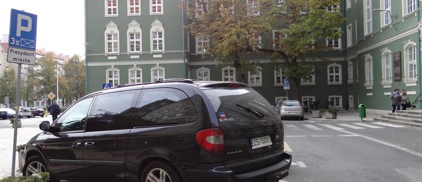 Sesja z premiami prezesów w tle