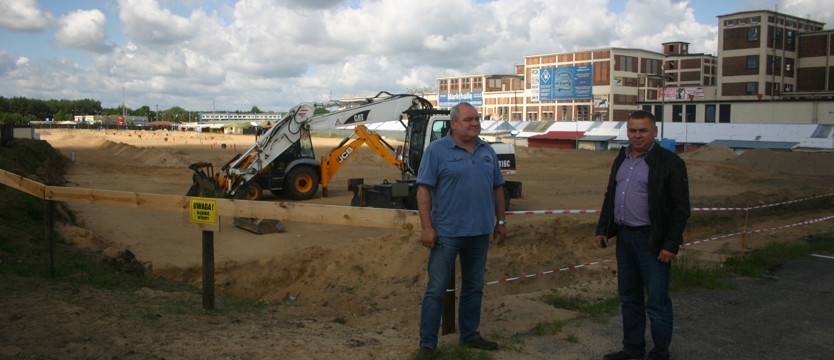 Nie ma pieniędzy i bazaru. Chcą pozwać „wrogą konkurencję”