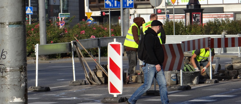 Przez pl. Żołnierza Polskiego z ograniczeniem