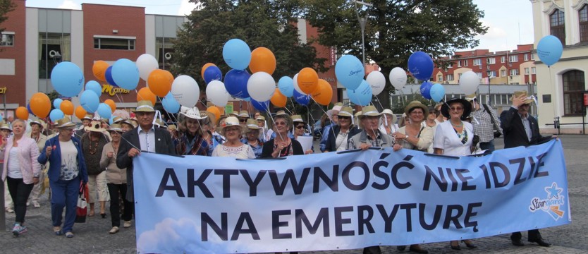 Barwny korowód seniorów
