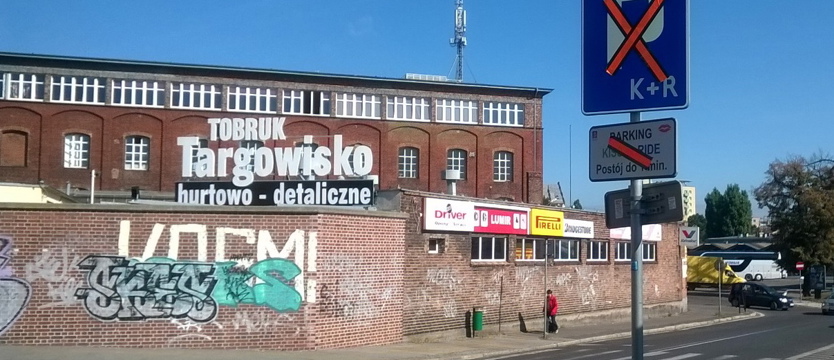 Przy dworcu nie całuj...