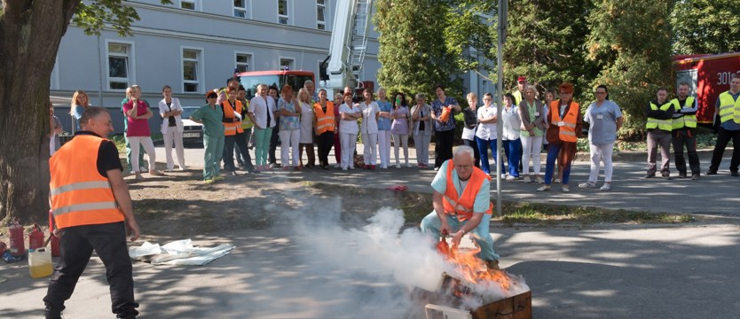 Alarm od kuchni. Strażacy w szpitalu