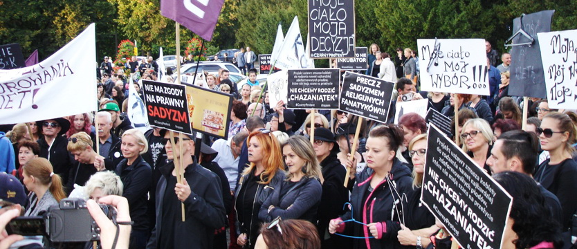 Czarny protest przed biurem PiS-u