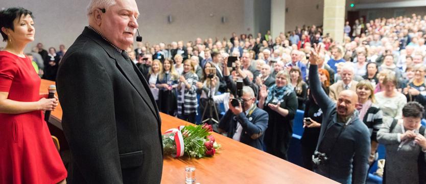 Wałęsa: "Nie ma komu oddać władzy"