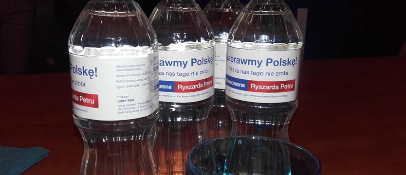 Uwaga na wodę w Nowoczesnej. To wystawa!