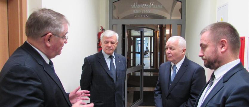 Były wiceprezes holdingu obwinia rząd SLD