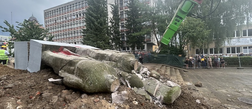 W Nowogardzie obalono sowiecki pomnik „Braterstwa Broni”