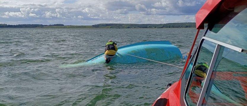 Strażacy w akcji na Miedwiu. Wywróciła się łódź