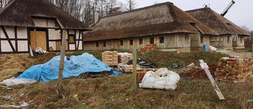 „Wikingowie” z Wolina okazali się partaczami. Roczny poślizg na budowie skansenu w Niechorzu