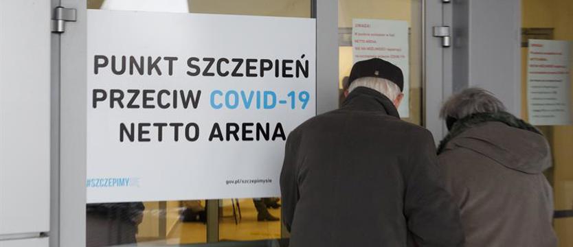 Ruszyły szczepienia przeciwko COVID-19 w Netto Arenie. Wielu seniorom trudno dotrzeć