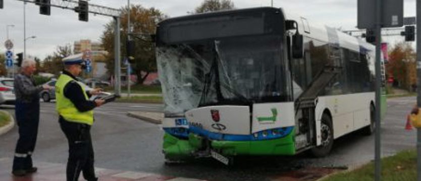 Auto uderzyło w autobus na ul. Chopina w Szczecinie. Dwie osoby poszkodowane