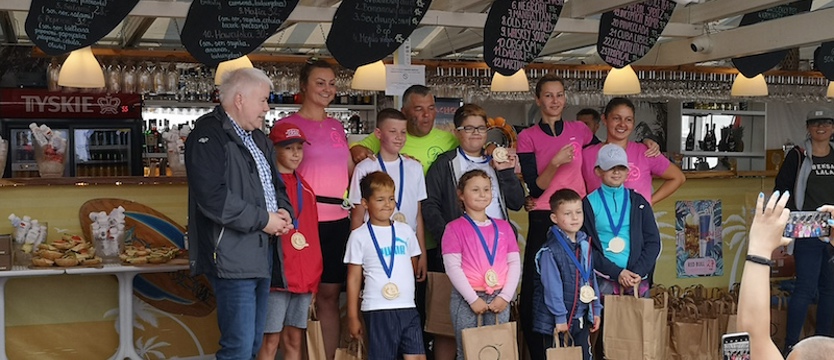 75 osób biegło po plaży w Pobierowie o wschodzie słońca